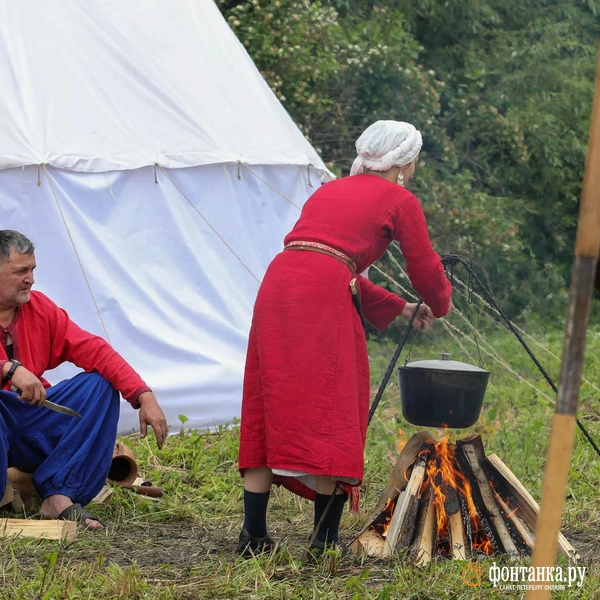 Женщины спешат накормить воинов | Источник: Ксения Потеева / FONTANKA.RU