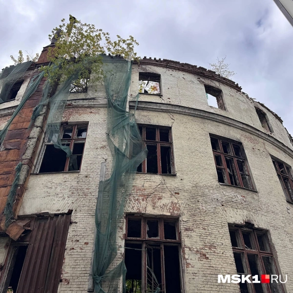 С крыши свисают куски зеленого полотна | Источник: Дмитрий Толстошеев / MSK1.RU