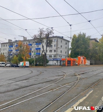 Улица Революционная-Мингажева — асфальт затерялся в рельсах | Источник: читатель UFA1.RU