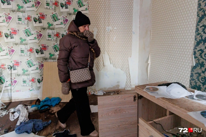 Всё, что осталось в квартире, — это немного мебели, вещей и ободранные стены | Источник: Ирина Шарова / 72.RU
