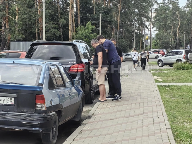 Некоторые автомобилисты, чтобы не стоять в очереди, покупают бензин в баклажках и уже потом заправляют автомобиль | Источник: Андрей Пашинский / Voronezh1.ru