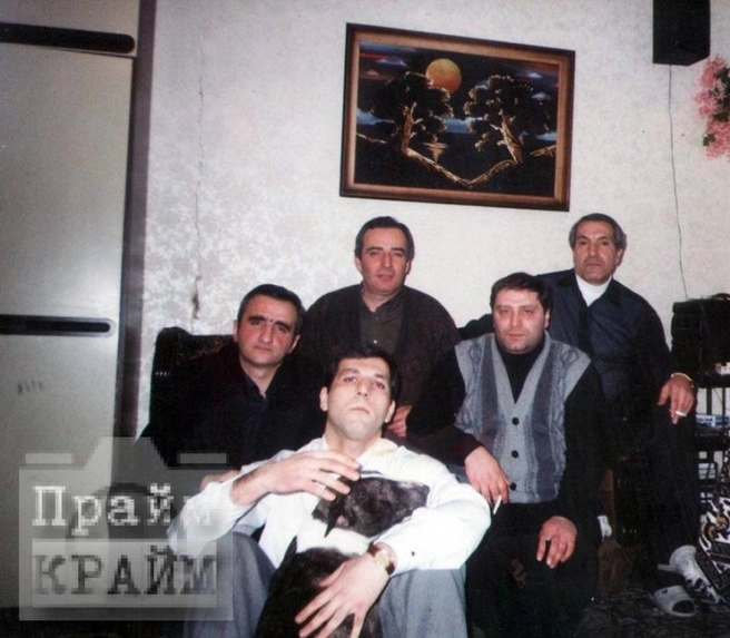 После освобождения Гия Свердловский обосновался в Екатеринбурге. На фото он крайний справа | Источник: Primecrime.ru