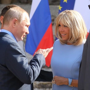 Брижит Макрон получила символичный подарок от Владимира Путина