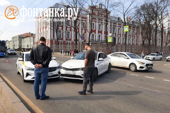 На Университетской набережной столкновение двух легковушек стало преградой для троллейбусов | Источник: читательница «Фонтанки» Светлана