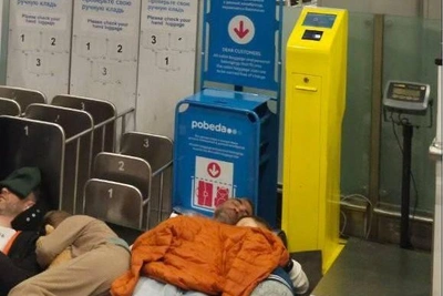 Аэропорт Сочи не работает: пассажиры спят на полу