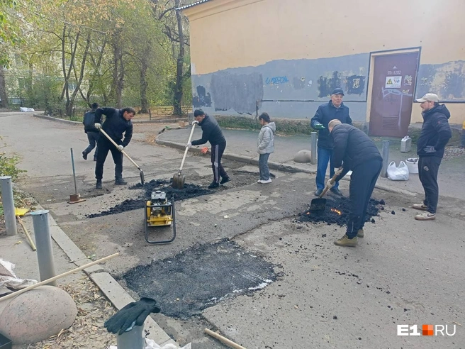 Екатеринбуржцы провели народный ямочный ремонт | Источник: читатель E1.RU