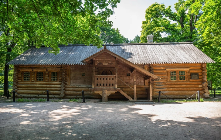 Домик Петра I в Коломенском до реставрации, 2018. | Источник: Shutterstock/Fotodom.ru