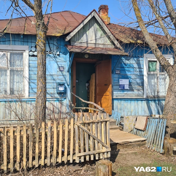 Видно, что здесь ремонта не было очень давно, поэтому под ноги надо внимательно смотреть | Источник: Светлана Коновалова / YA62.RU