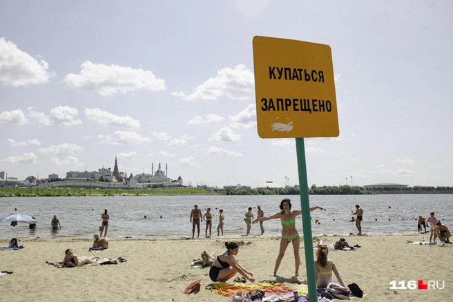 Некоторые продолжают купаться, несмотря на запрет | Источник: Лина Саитова / 116.RU