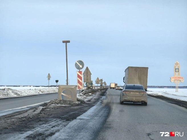 И при въезде она расширяется. Дальше&nbsp;— больше 30 километров четырехполосной дороги | Источник: Павел Красоткин / 72.RU