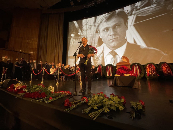 В Доме кино проходит гражданская панихида по Владимиру Меньшову: прямая трансляция
