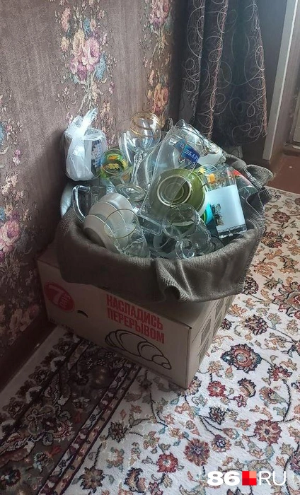 Жильцы аварийного дома уже собирают вещи и готовятся к переезду | Источник: Анастасия Шевякова / 86.RU