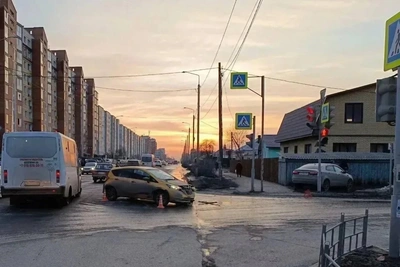 В Омске на тротуаре сбили двух 14-летних девочек