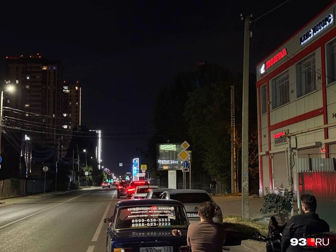 На фото&nbsp;— конец очереди на АЗС на Уральской. Время&nbsp;— 00:07,&nbsp;8 июля | Источник: 93.RU
