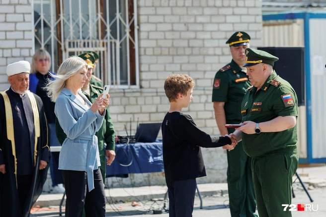 Награду вручил военный комиссар Тюменской области Сергей Чирков  | Источник: Ирина Шарова / 72.RU 