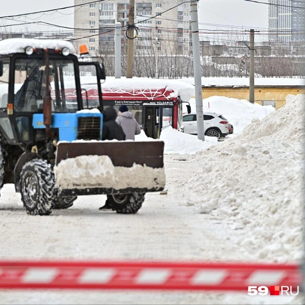 В парке работает трактор | Источник: Василина Любимова / 59.RU