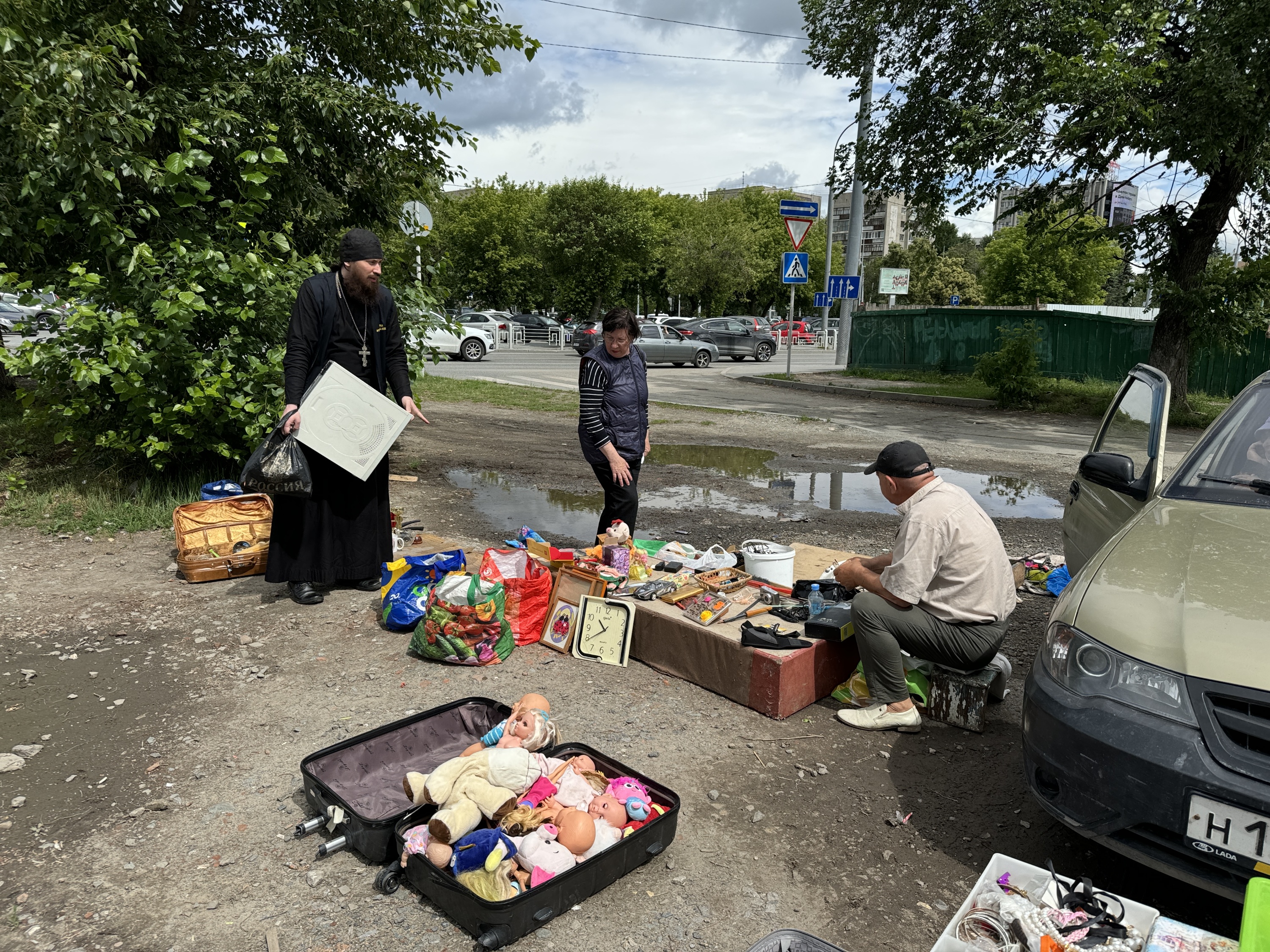 В центре Тюмени пенсионеры организовали барахолку: стихийный рынок на углу  Мориса Тореза и Мурманской - 22 июля 2024 - 72.ру