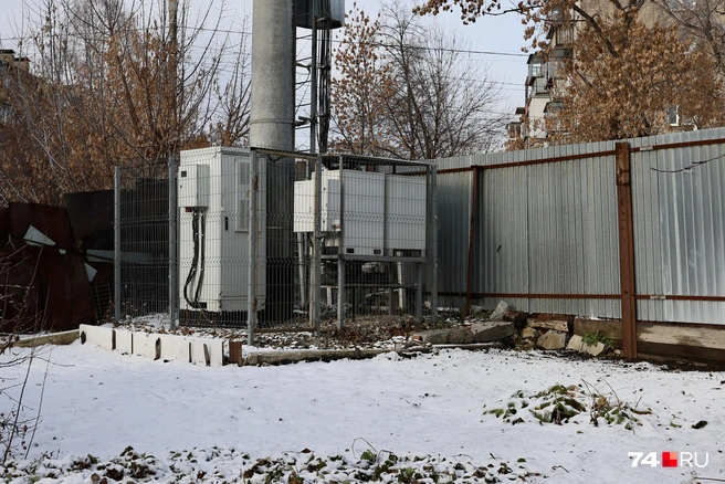 Семье предложили контракт, по которому им выплачивают 12 тысяч в месяц, а взамен оператор получает в аренду кусочек земли. Плюс иногда нужно открывать двери сотрудникам, которые проверяют оборудование | Источник: Наталья Лапцевич