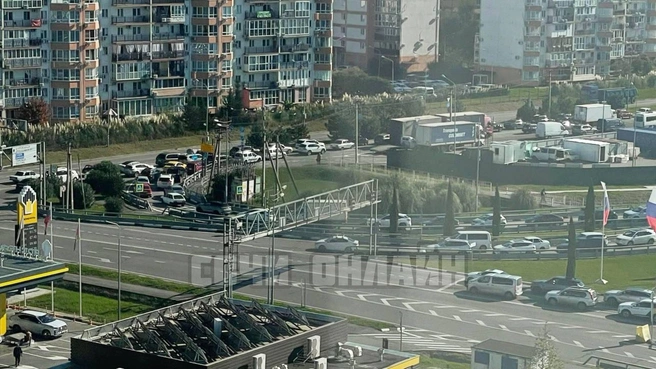 Очередь начинается задолго до перекрестка | Источник: Сочи Онлайн/telegram