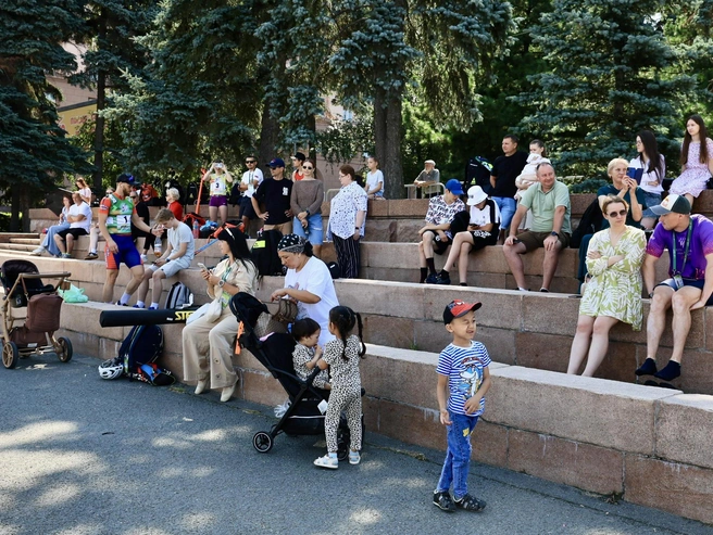 Большинство зрителей предпочло находиться в тени | Источник: Михаил Шилкин