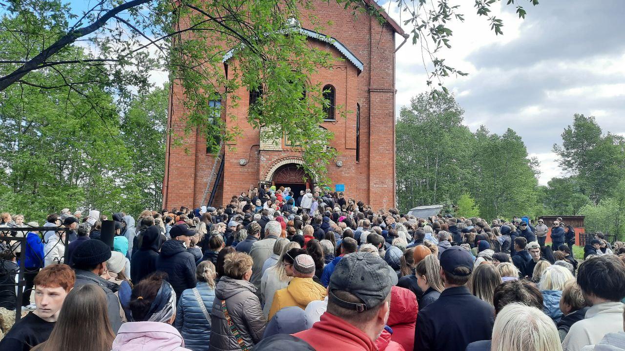 «Похоронили девочку с нашего двора». В Байкальске простились с жертвами массового убийства школьников