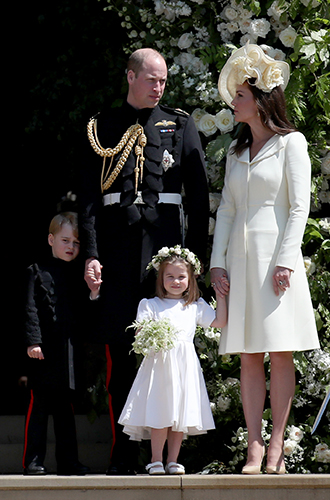 Апартаменты 1А: Герцог и герцогиня КембриджскиеСемья герцогов Кембриджских проживает в лучших апартаментах с 20 комнатами и видом на Гайд-парк. Уильям и Кейт переехали сюда из Ноттингем-коттеджа после рождения принца Джорджа, в октябре 2013 года. Перед переездом была проведена масштабная реновация апартаментов. А перед зданием появилась еще одна линия живой изгороди.