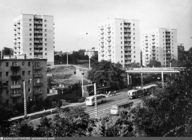 1971–73-е годы. Вид на переходной мост Стачки и трамвайные пути, которые раньше были на проспекте | Источник: Фонды РОМК