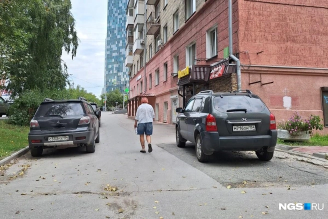 Автомобилисты часто путают тротуары с автостоянкой | Источник: читательница НГС