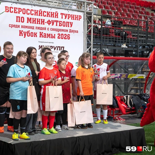 Футболисты фотографировались на сцене на память | Источник: Василина Любимова / 59.RU