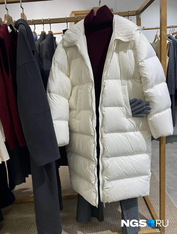 Пуховик миди стеганный с капюшоном, 29 800 рублей | Источник: Алена Золотухина / NGS.RU