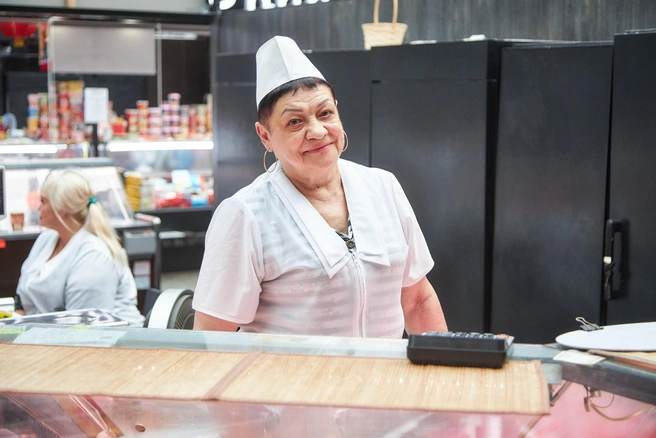 Светлана Долгополова торгует рыбной продукцией на прилавках «Губернского» уже более 30 лет | Источник: Роман Данилкин 
