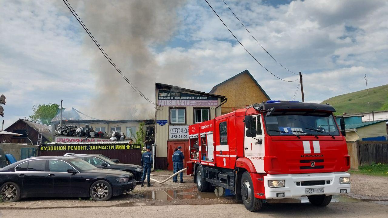 На берегу Качи в Красноярске горит автосервис - 2 июня 2023 - НГС24.ру