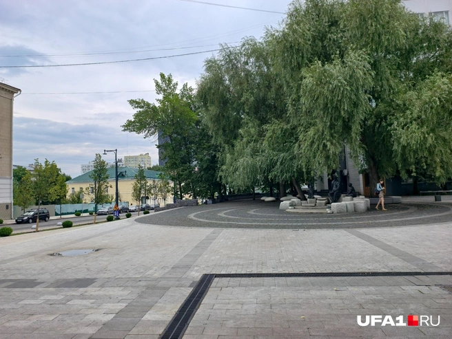 Сквер и памятник Акмулле возле БГПУ | Источник: Булат Салихов / UFA1.RU