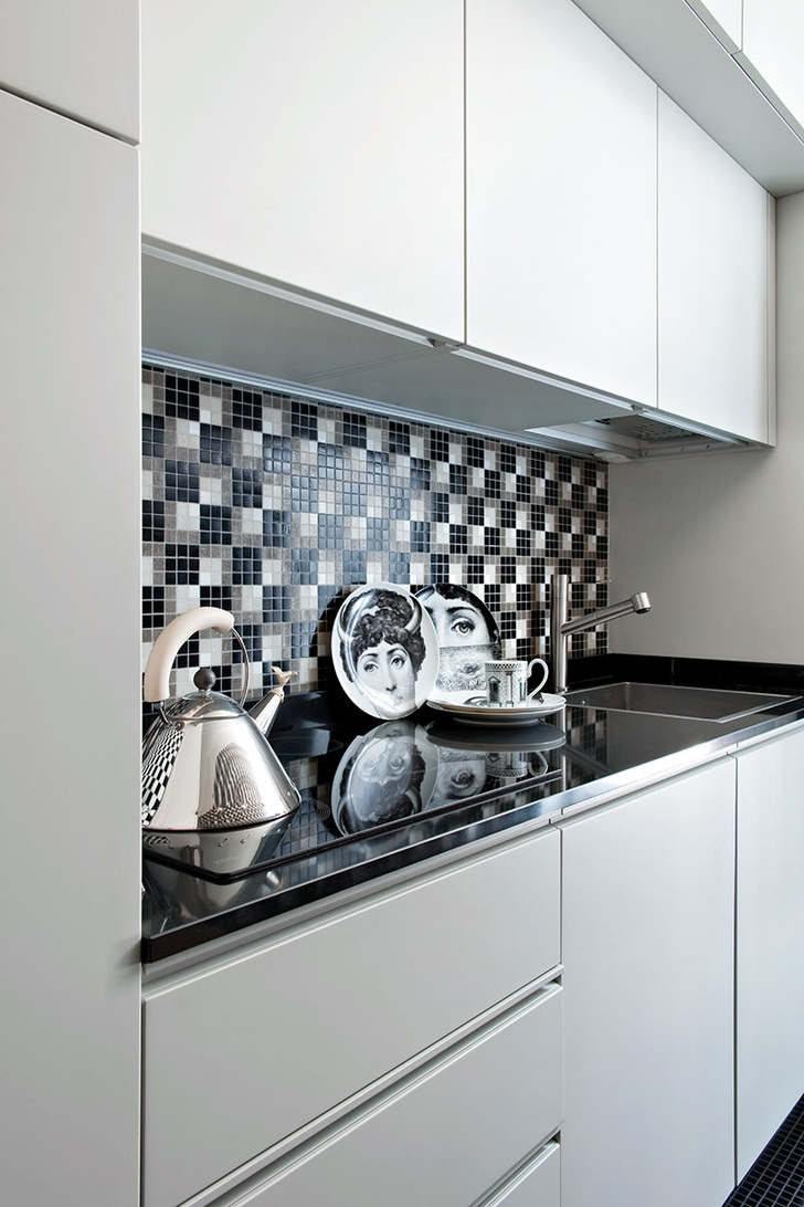 Системы хранения на кухне изготовлены на заказ по эскизам архитектора Андреа Зенья. На рабочей поверхности чайник Graves, Alessi. Фарфор, Fornasetti.