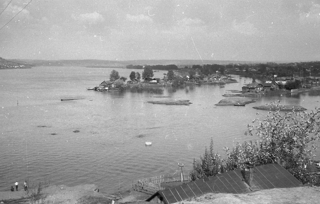 В 1966-м Томь не только сама вышла из берегов в Кемерове, но и «подпитала» Искитимку | Источник: Гавриил Драло / pastvu.com