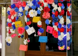 Цветы и сумки: яркая модная инсталляция от Furla