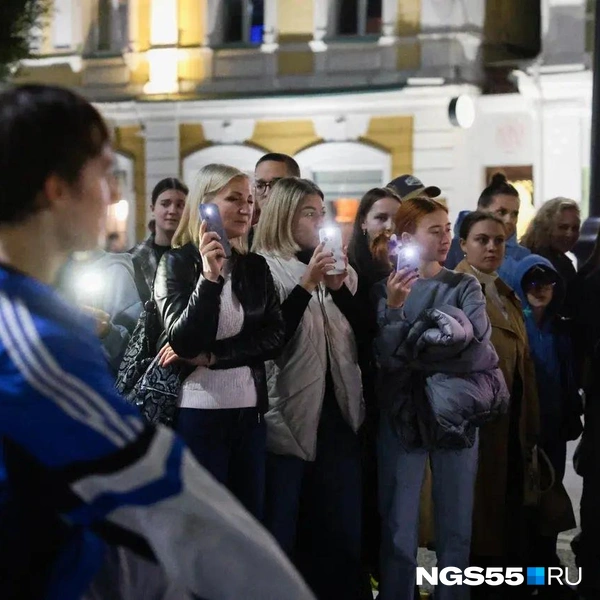 Омичи поддерживают коллектив огнями | Источник: Евгений Софийчук / NGS55.RU