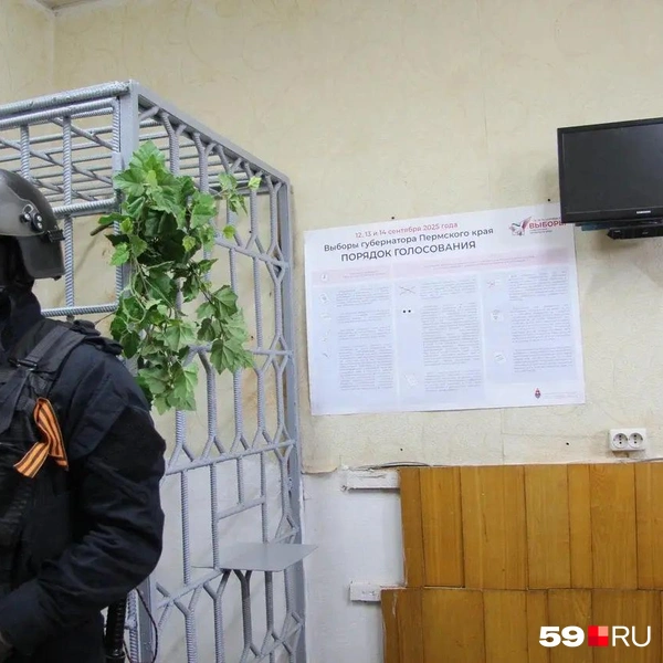 Участок охраняли сотрудники в бронежилетах | Источник: Вероника Свизева / 59.RU