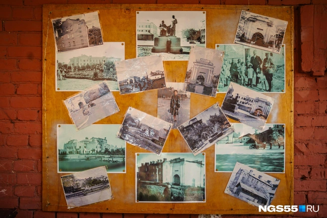 Исторические фотографии висят на стенде во дворе | Источник: Кирилл Башинский / NGS55.RU