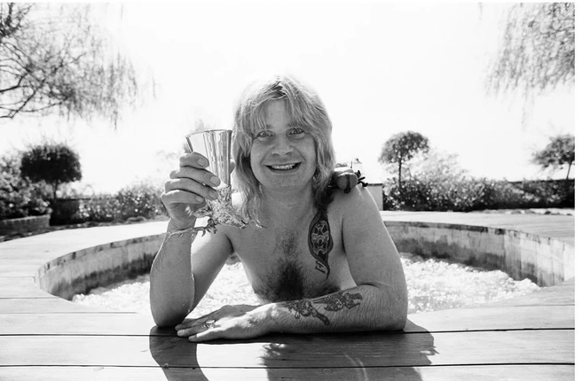 1982 год, Оззи Осборн у себя дома | Источник: ozzyosbourne / Instagram* (экстремистская организация, деятельность запрещена на территории РФ)