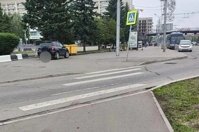 Автохамы в Красноярске: парковка на газонах и тротуарах