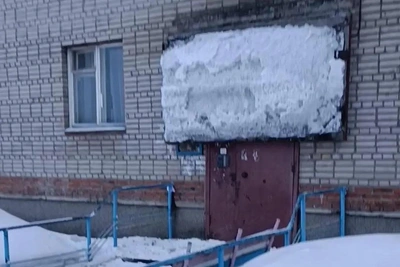 Обвалившийся козырек в Искитиме восстановят к апрелю