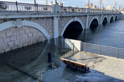 Разлившийся Миасс затопил набережную в центре Челябинска