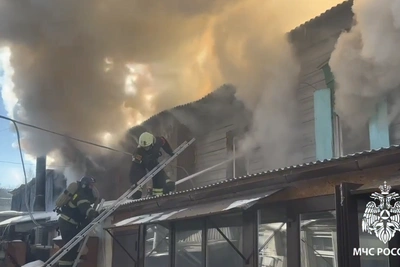 Пожар в историческом доме на Софьи Перовской в Иркутске