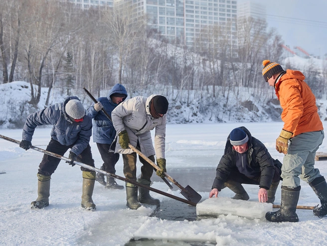 Местом для зимнего купания был выбран карьер Горский вблизи «Сибирь-Арены». | Источник: Александр Ощепков / NGS.RU