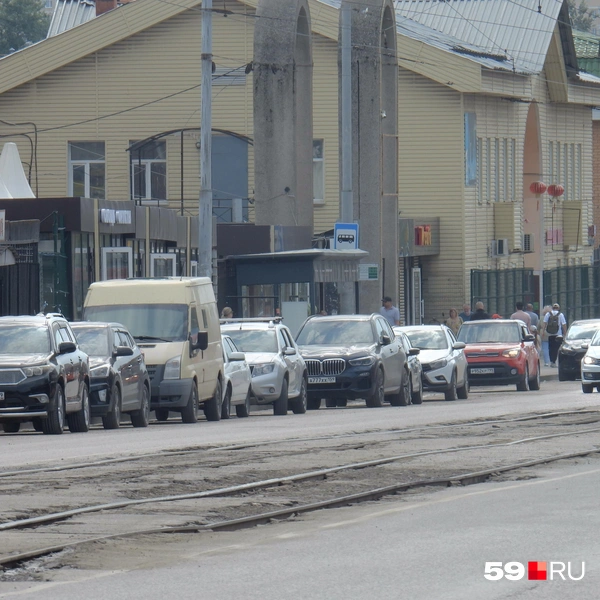Вся улица Пушкина вдоль Центрального рынка уже запаркована автомобилями, хотя парковку в этом месте запрещают и дорожные знаки, и разметка | Источник: Кирилл Хафизов / 59.RU