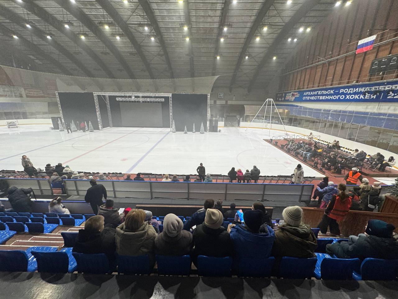 В Архангельске показывают ледовое шоу Слуцкой — на этот раз платно. Сколько людей пришло в Дворец спорта