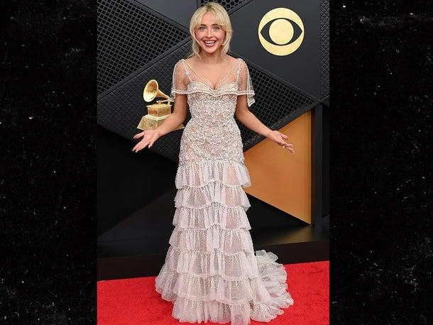 Сабрина Карпентер в платье от Valentino. | Источник: Shutterstock Premier