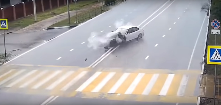 ДТП с призраком: нарезка видео аварий, из которых удалена вторая машина