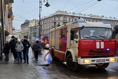 В петербургском ТЦ из-за пожара эвакуировали 200 человек